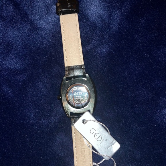 Women’s fashion dress watch with leather band NWT. - Picture 3 of 6
